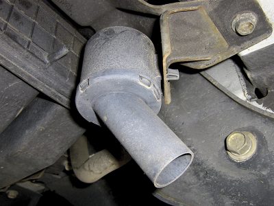 bolts-secure-engine-mount-braket-to-block