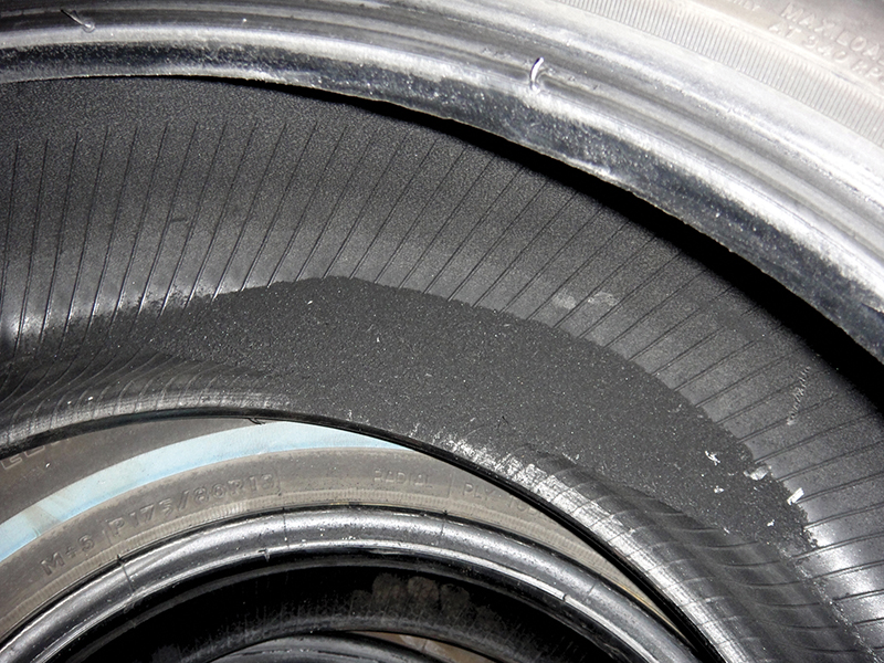 Rubber powder is a sign of tire damage.