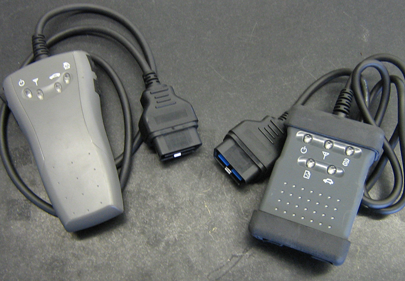 The C-III plus Vehicle Interface (VI) (right) works only with the new software, and is not interchangeable with the basic CONSULT-III VI (left).