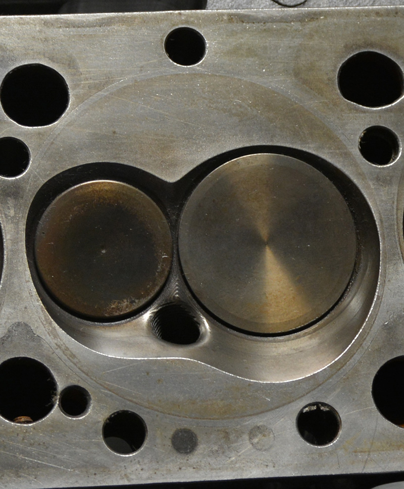 Once again, you can see that the chamber is tight and the plug location optimized on this cast iron small block Chevy cylinder head. While the chamber walls have been pulled back to relieve shrouding, the bore is still close since the valves are in line and some shrouding will occur. For this head, I’d expect that it will require about 32-33 degrees of lead at 8,000 rpm.