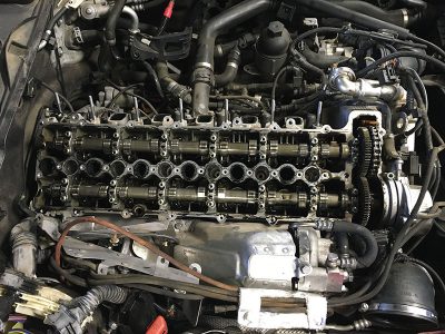 M57-engine-with-intake-manifold-and-valve-cover-removed-2