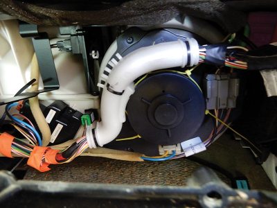 blower-motor-and-power-stage-behind-glove-compartment-in-Volvo-S70