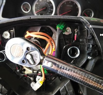 torque-steering-wheel-bolt-in-two-stages