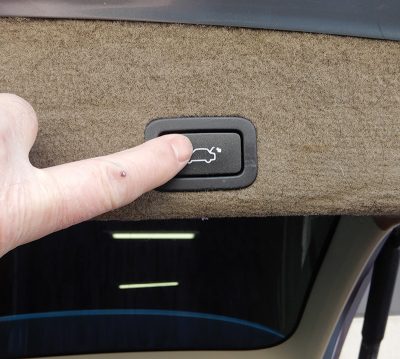 Inside-Tailgate-Button-to-close-tailgate
