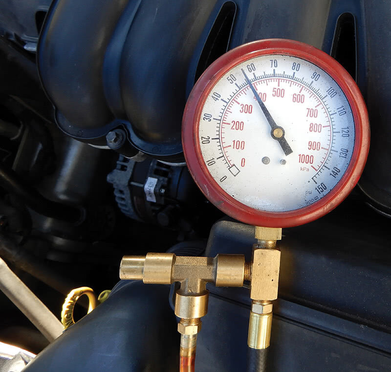 Fuel-gauge-attached-to-fuel-rail-at-shradder-valve