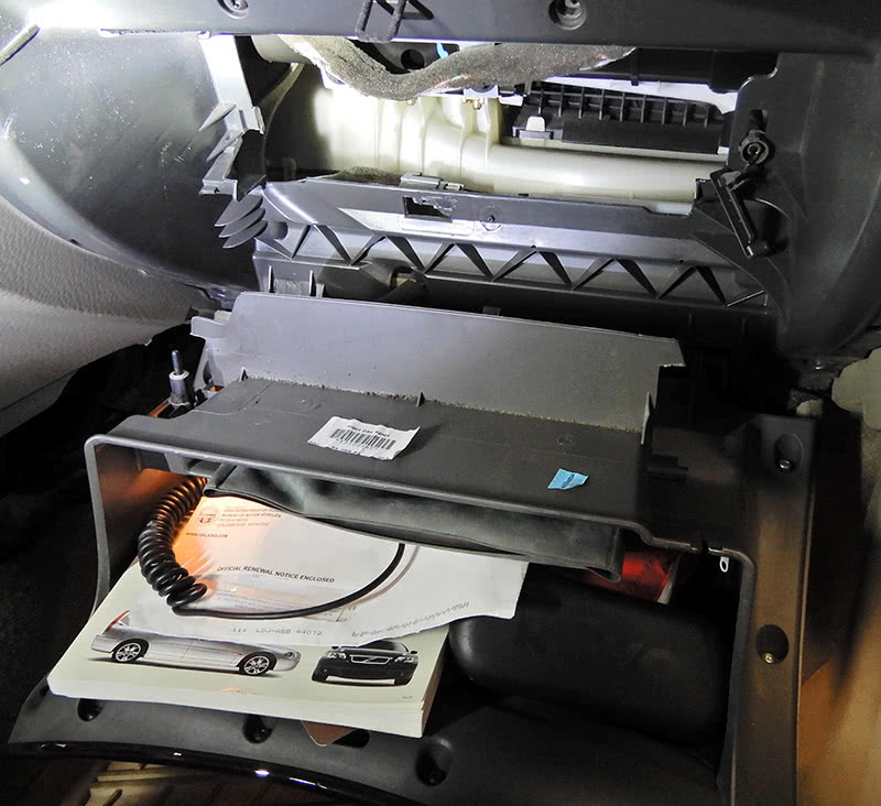 Installing-glove-compartment.